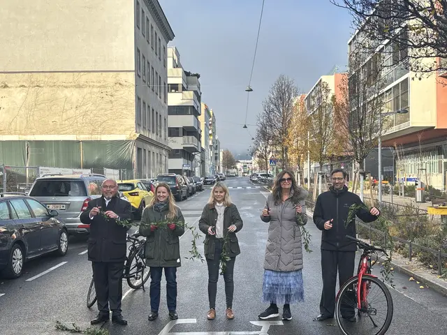 Bei der Eröffnung, v.l.: Bezirksvorsteher von Hernals Peter Jagsch (SPÖ), Neos-Mobilitätssprecherin Angelika Pipal-Leixner, Ottakrings Bezirkschefin Stefanie Lamp, Mobilitätsstadträtin Ulli Sima (beide SPÖ), und Martin Blum Radverkehrsbeauftragte von Wien. | Foto: Scheiber/MeinBezirk