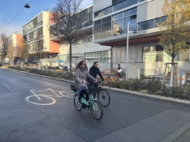 Uli Sima schwang sich sogleich auf den Sattel und erkundete den neuen Radweg. | Foto: Scheiber/MeinBezirk