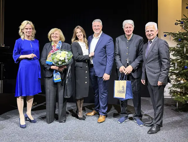 Die Marktgemeinde gratulierte außerdem der Familie Reith anlässlich des 30-jährigen Bestandsjubiläums ihres Schottenheurigens/Restaurant Schotten. | Foto: Marktgemeinde Maria Enzersdorf