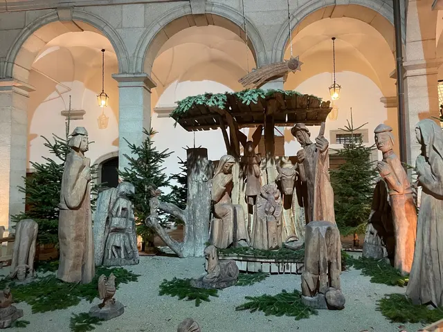 Die überdimensionale Holzkrippe im Arkadenhof des Linzer Landhauses wurde von den Schülern der Landwirtschaftlichen Fachschule Waizenkirchen gestaltet. Letztes Jahr wurde sie zum ersten Mal dort aufgestellt. | Foto: MeinBezirk/Silvia Gschwandtner