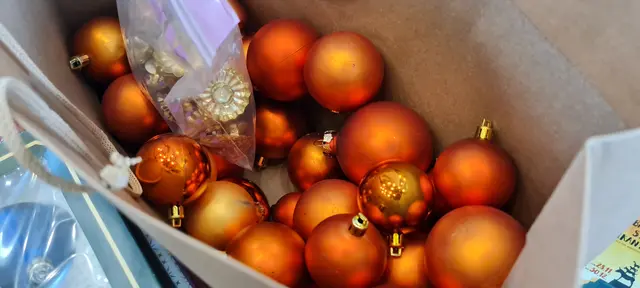 Diese kupferfarbenen Kugeln wurden aussortiert und warten auf ihr zweites Leben.  | Foto: sabrina moriggl