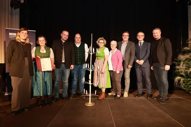 Immaterielles Kulturerbe in Österreich: Urkundenverleihung der UNESCO-Kommission an Sonja Illmayer und die Familie Mandlbauer im Beisein von Darstellern und Vertretern der Gemeinde Landl | Foto: Karin Böhm