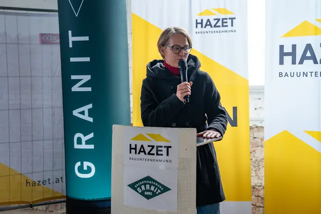 Bezirksvorsteherin Michaela Schüchner (SPÖ) bei dem Schaufelschwung am Mittwoch. | Foto: Valentina Marinelić/MeinBezirk