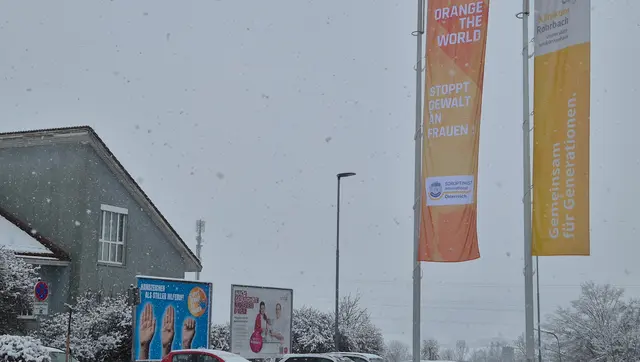 Die orange Fahne und der „Stille Alarm“ sichtbar vor dem Klinikum Rohrbach. | Foto: OÖG