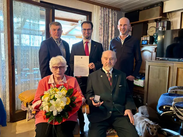 Bezirkshauptmann-Stellvertreter Matthias Krall, Bürgermeister Eduard Kranzl und Vizebürgermeister Gerhard Scheimer (beide ÖVP) überbrachten Glückwünsche. | Foto: Markus Kahrer