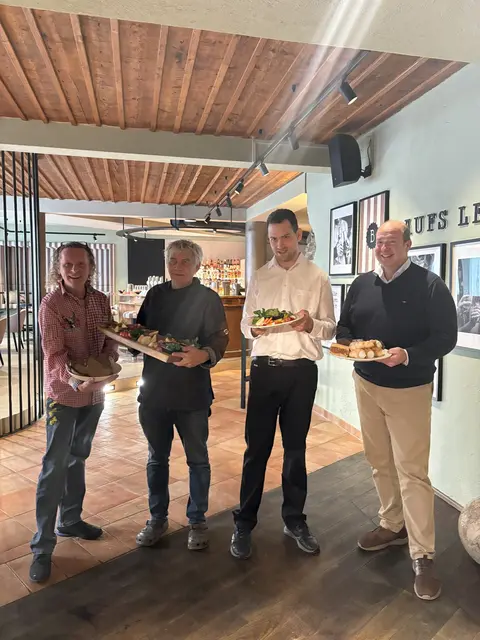 v.l: Gewerbliche Geschäftsführer Wolfgang Glanznig, Küchenchef Bernhard Jandl, Servicekraft Florian Freudelsberger, Lebenshilfe Präsident Anton Henckel-Donnersmarck. 

 | Foto: Lebenshilfe Kärnten
