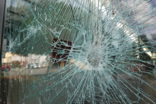 Die Auslagenscheibe eines Uhrengeschäfts in der Klagenfurter Innenstadt wurde eingeschlagen. (Symbolfoto) | Foto: stock.adobe.com/at/Mario Hoesel