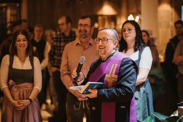Diakon Hannes Stickler bei der Hotelsegnung | Foto: whatifmedia.at