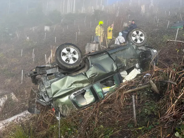 Nach einem schweren Verkehrsunfall in Stummerberg, bei dem ein 35-jähriger Lenker tödlich verunglückte, rückten am Dienstag in mehreren Teilen Tirols Rettungskräfte und Polizei zu teils dramatischen Verkehrsunfällen mit Todes- und Verletzungsfolgen aus. | Foto: zoom.tirol