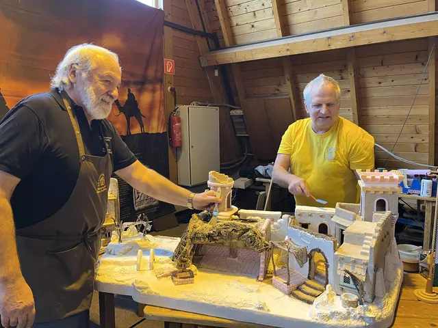 Krippenbaumeister Hannes Bauer zeigte beim Sulmtaler Christkindlmarkt gemeinsam mit Kollegen Gerhard vor, wie man eine Krippe baut.  | Foto: Eva Heinrich-Sinemus