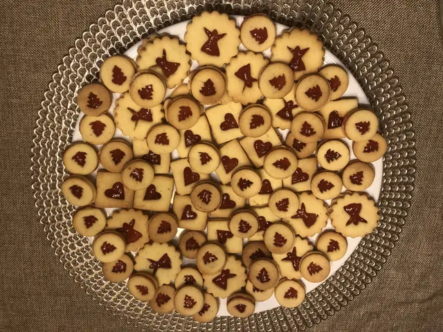 Einfache Butterkekse, gefüllt mit Marmelade. | Foto: MeinBezirk/W. Fischer