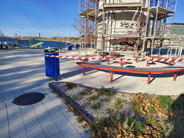 Der Leuchtturm der Sunken City ist von Baugerüsten ummantelt. Bis zum Frühjahr wird er auf Vordermann gebracht. | Foto: Familie Hofbauer