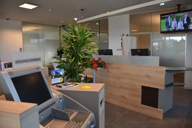 Herzstück des neuen Bankgebäudes bildet das einladende Empfangsfoyer mit allen Automaten, um alle Bankgeschäfte individuell erledigen zu können. | Foto: MeinBezirk/W. Fischer
