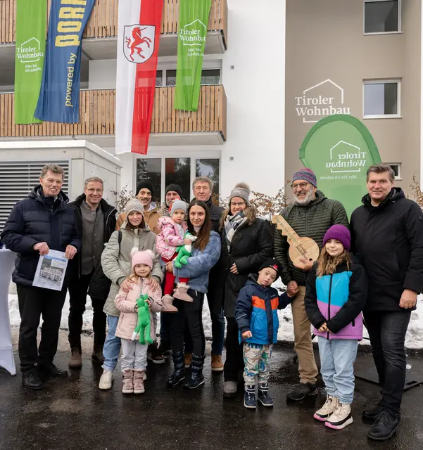 GF Walter Soier, Geschäftsführer Tiroler Wohnbau (ganz links), Frau Bürgermeisterin Andrea Neuner (Mitte) Vize-Bürgermeister Anton Hiltpolt (2.v.r.), Pfarrer Dr.-theol. Mateusz Kierzkowski  (ganz rechts), mit Gemeinderäten und glücklichen Bewohnern. | Foto: Tiroler Wohnbau