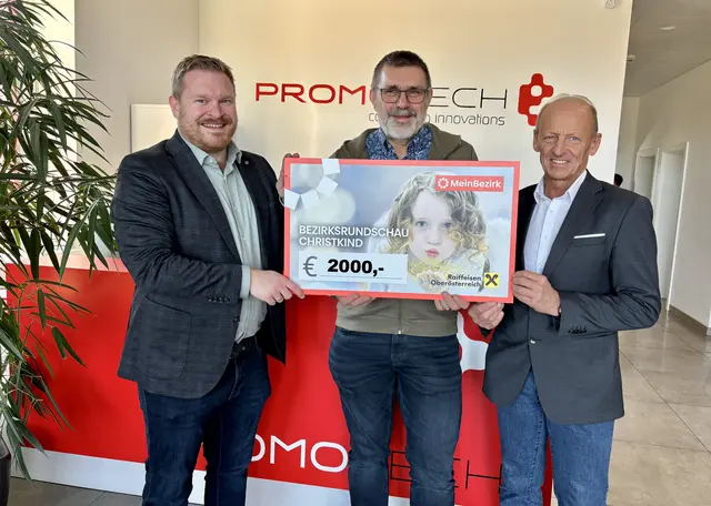 BezirksRundschau-Braunau-Geschäftsstellenleiter Gerhard Pichlmair (rechts) nimmt die Spende für Paulina und Laurin Sommerauer von Günter (Mitte) und Michael Benninger (links) entgegen. | Foto: MeinBezirk/Ebner