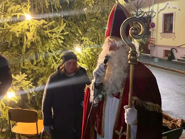 Mit seinem traditionellen roten Mantel und dem freundlichen Lächeln zog der Nikolaus sofort alle Blicke auf sich. | Foto: Markus Kahrer