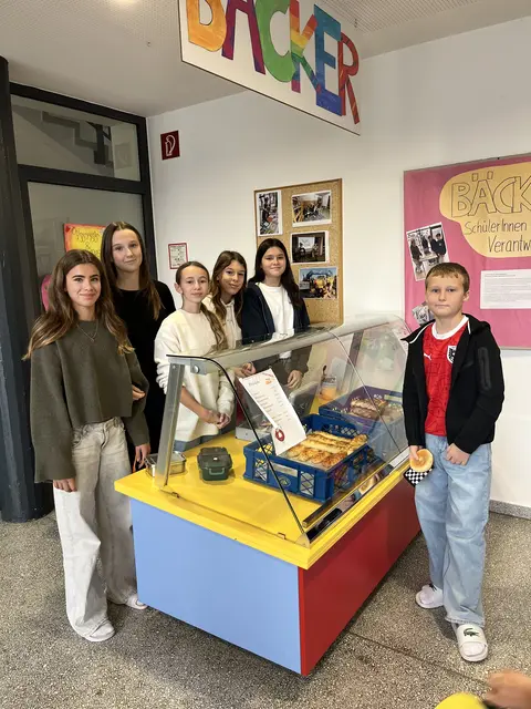 Schülerinnen und Schüler organisieren Gebäckverkauf und Gesunde Jause in Eigenverantwortung – und sammeln dabei wichtige Erfahrungen fürs Leben. | Foto: Sport/Mittelschule St. Valentin