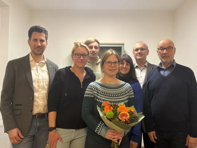 Der Bürgermeister (VP) Christoph Demmer sowie die Geschäftsführenden (TP) Gerald Krenbek, Anita Scheck, Florian Rabl und Jörg Schröttner und weitere Gemeinderäte ließen es sich nicht nehmen, die bereits im Ort bekannte Ärztin persönlich willkommen zu heißen. | Foto: Thiem