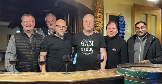 Vizebürgermeister Christoph Ramhofer, Wolfgang Sieger, die neuen Gastwirte Silvano Klawatsch und Roman Pinter, Bürgermeister Matthias Weghofer und Pfarrer Pater Jomon. | Foto: Marktgemeinde Wiesen