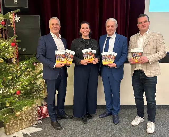 Präsentieren stolz das neue Programm 2026 Betriebsleiter Helmut Schneider, STRin Marlis Schmidt MSc, Bürgermeister Ing. Alfred Babinsky und Vizebgm. Alexander Eckhardt  | Foto: Stadtgemeinde Hollabrunn