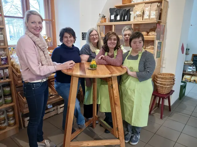 Karoline Auböck und Magdalena Gatterbauer mit den Klienten der Lebenshilfe – gemeinsam sorgen sie dafür, dass der Thalheimer Laden zu einem besonderen Ort geworden ist. | Foto: Thalheimer Laden