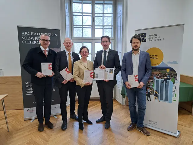 V.l.: Meinhard Friedl, GF Bildungshaus Schloss Retzhof, Philipp Lesiak und Univ.-Prof. Barbara Stelzl-Marx – Ludwig Boltzmann Institut für Kriegsfolgenforschung, NAbg. Joachim Schnabel –Vorsitzender Stv. Region Südweststeiermark, Markus Rieger-Roschitz – Universität Graz | Foto: RMSW_BH