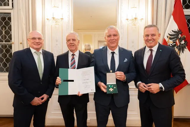 Schiedsrichter Stefan Meßner bekam das Landessportehrenzeichen in Gold. | Foto: Land Steiermark/Robert Binder