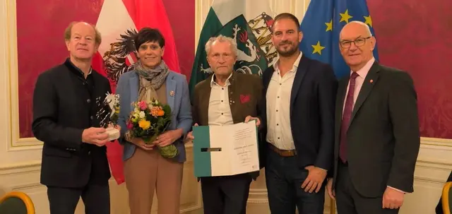 Reinhold Heidinger, Ingrid Gritsch, Rudi Hrubisek und Martin Zanner (v.l.) übernahmen die Auszeichnung von Dachverbands-Präsident Stefan Herker. | Foto: Stefan Herker