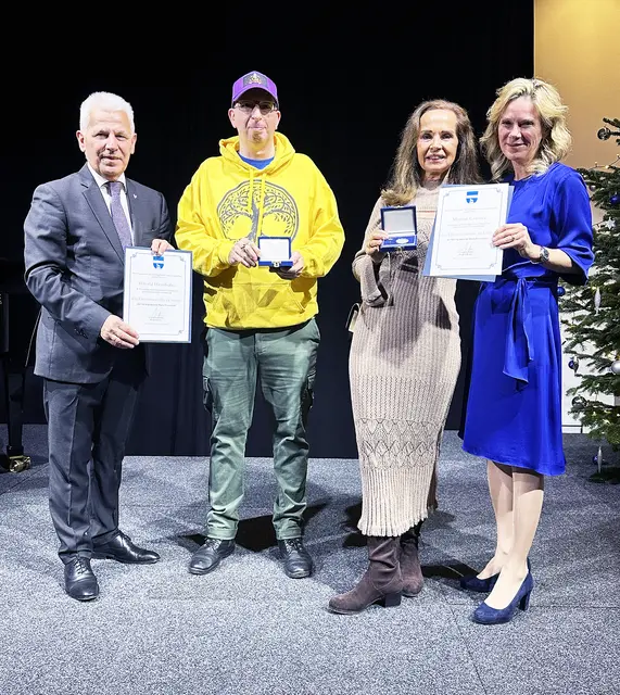Zur Silbernen Ehrenmedaille gratulierten Bürgermeister Johann Zeiner und Vizebürgermeisterin Michaela Haidvogel an Marion Greiner und Harald Weinhofer. | Foto: Marktgemeinde Maria Enzersdorf