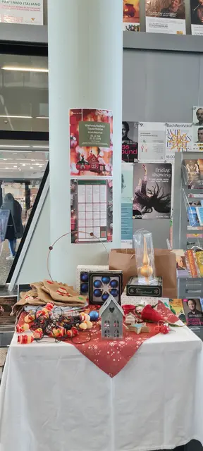Im Foyer der Stadtbibliothek Salzburg steht ein kleiner Tisch. Hier kann die Weihnachtsdeko platziert und mitgenommen werden.  | Foto: sabrina moriggl