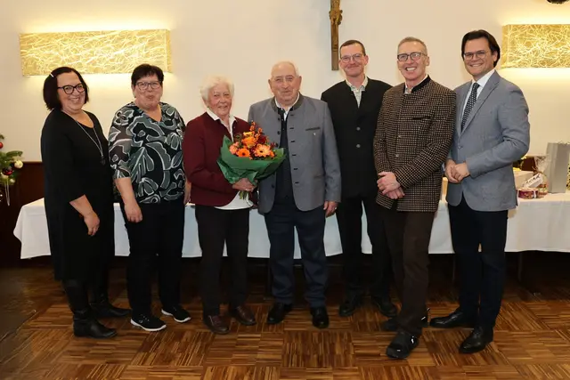 v.l.n.r. Bürgermeister Bernhard Heinl (1.v.r.; ÖVP), GR Walter Herzog (3.v.r.; ÖVP) mit Otwin Donabaum (4.v.r.) mit seiner Lebensgefährtin und Kindern. | Foto: Marktgemeinde Michelhausen
