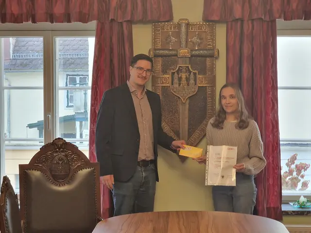 Gratulationen zur Lehrabschlussprüfung in der Marktgemeinde Gresten: Die frischgebackene Einzelhandelskauffrau Jana Kößl (r.) mit Amtsleiter Paul Gruber im Rathaus | Foto: Marktgemeinde Gresten