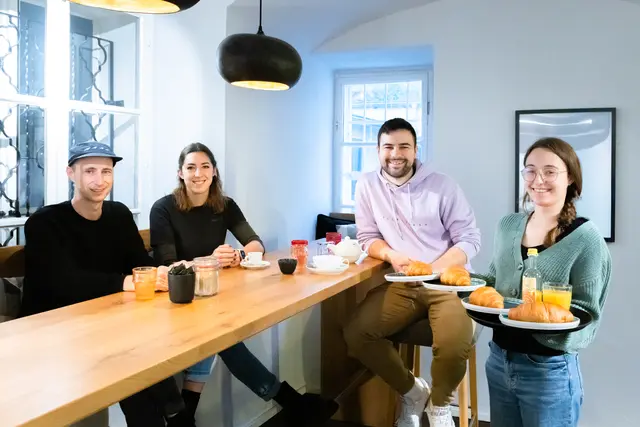 Die Veloblitz-Betriebsleiter Lukas Kienreich und Heidemarie Rom mit Redakteur Markus Kropac beim Business-Lunch bei Paul &amp; Bohne. | Foto: Konstantinov