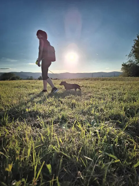 Die Autorin erzählt, dass ihre Nichten, und die Tochter ihres Partners sie dazu ermutigt haben, eine Geschichte über Daisy zu schreiben.  | Foto: Jasmin Reismüller