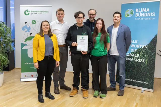 Sebastian Staudinger (3.v.r.) ist Lehrling bei Vorwagner in Pinsdorf. | Foto: Land OÖ/Charlotte Guggenberger