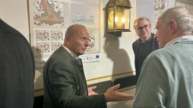 Bei der Präsentation des Dorfentwicklungsplans am 21. November 2025 im Mauterndorfer Festsaal mit anschließendem regen Austausch. | Foto: pjw