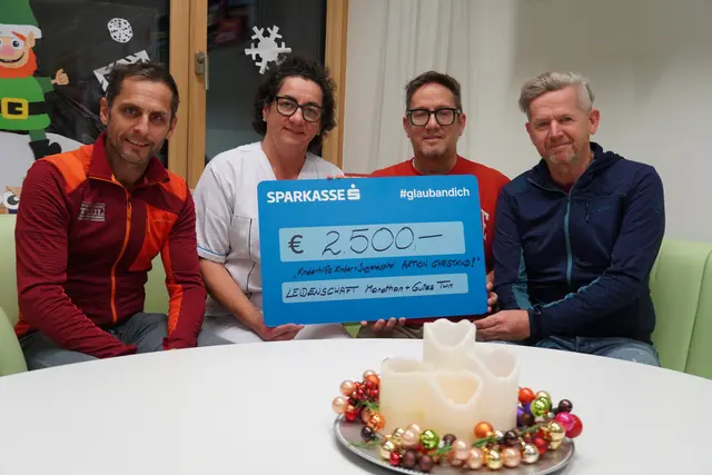 v.l.: Georg Kreer (Schwarzach Trail), Karin Rieser (Obfrau Verein Kinderhilfe), Andreas Burgschwaiger (Kassier Verein Kinderhilfe), Fredl Zitzenbacher (Schwarzach Trail) | Foto: Johannes Brandner