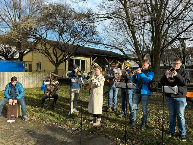 Die Musiker spielten beim Benefizpunschstand | Foto: Stadtkapelle Groß Siegharts