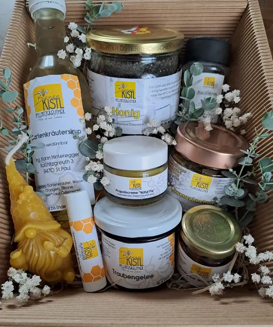 Liebevoll zusammengestellte Geschenkkörbe rund um die Biene. | Foto: Karin Hinteregger