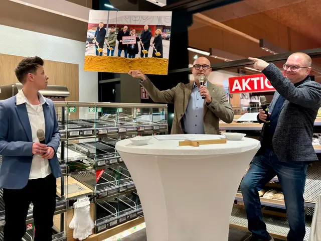 Marktleiterin Silvia Mader und Georg Urban konnten es beim Spatenstich noch nicht glauben, dass so ein Gebäude aufgestellt wird, in kürzester Bauzeit. | Foto: Markus Kahrer