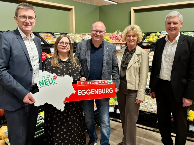 Alois Huber (Spar), Bürgermeisterin Margarete Jarmer (ÖVP) und Hans Karl Reisch (Spar) gratulierten den Urban's. | Foto: Markus Kahrer