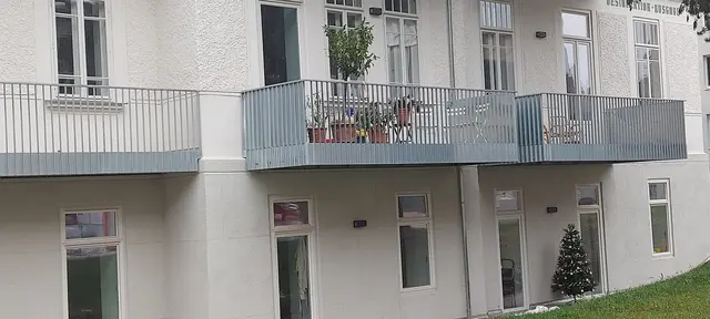 Die "Desinfektionsausgabe" war einst hier. An Otto Wagners Jugendstil erinnern Fenster und Balkone kaum bis gar nicht. | Foto: zVg, danke f. d. Verwendungserlaubnis