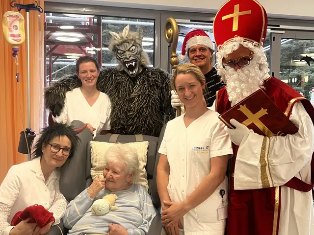 Olga, Weißenberger Christiane, Krampus, Frau Harach Brigitte, Schrenk Theresa, PD Steininger, Nikolaus. | Foto: PBZ Gutenstein