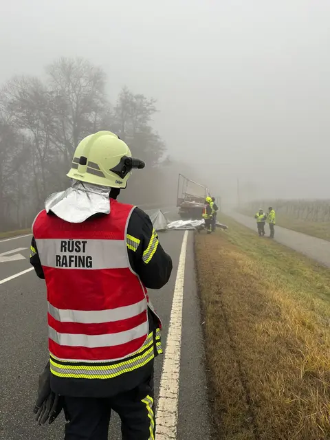 Nach knapp zwei Stunden konnte die Fahrbahn wieder freigegeben werden. | Foto: FF Pulkau