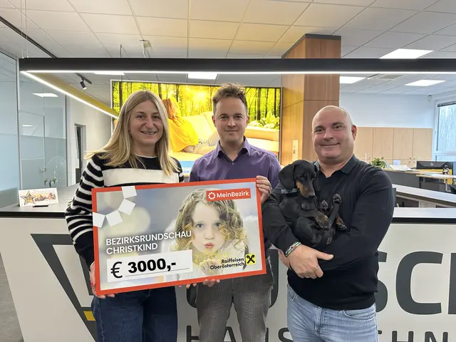 Spende über 3000 Euro an das BezirksRundSchau Christkind: Kerstin und Roman Luksch übergeben den Spendenschenk an Raphael Mühlbacher von MeinBezirk Schärding (Mitte). | Foto: Luksch