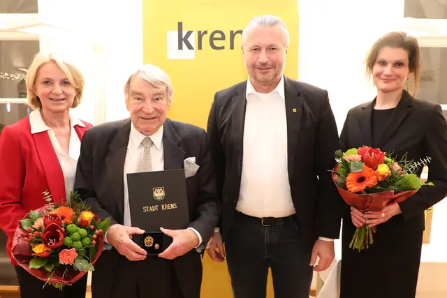 Beim Festakt im Kremser Rathaus: v.li.n.re.: Vizebürgermeisterin Eva Hollerer, Geehrter Günter Krejs, Bürgermeister Peter Molnar und Laudatorin Elisabeth Fabian | Foto: Stadt Krems