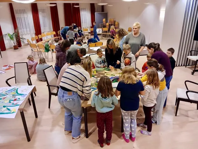 Bereits am Nachmittag hatten die Kinder im Gemeindeamt Gelegenheit, beim bunten Programm kreativ zu werden. | Foto: Markus Kahrer