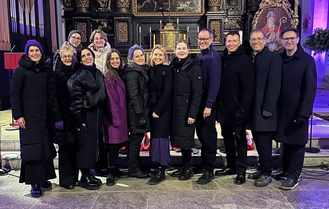 Open Voices boten ein wunderbares Konzert der Stimmen und Herzen unter dem Titel „The world of Christmas“. Im Bild: 1. Reihe Open Voices, 2. Reihe Sekretärin Andrea Röthl, Präsidentin Birgit Artner (v. l.) | Foto: Eva Maria Lipp