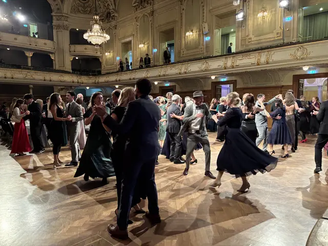 Bereits um halb 10 Uhr ist die Tanzfläche an diesem Abend gut gefüllt - auf der Bühne die Band "Coffee Rush". | Foto: MeinBezirk/Cornelia Gassler