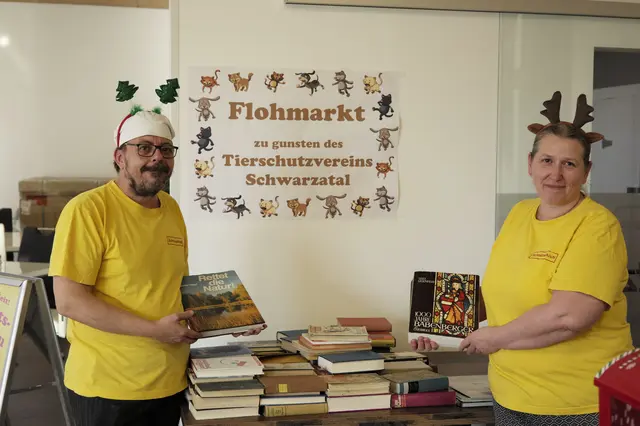 Alexander Svec und Elisabeth Wanzenböck präsentieren die Bücherecke im Schnitzlkistl fürs Tierschutzhaus. | Foto: Santrucek